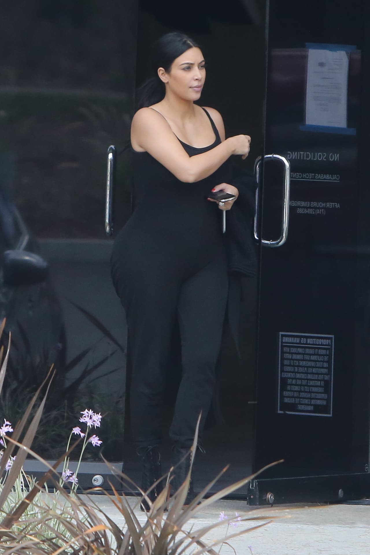 Los paparazzi captaron a la Kardashian saliendo de su oficina en Calabasas, California.