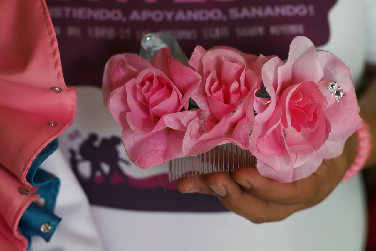 Venus Nolasco, directora del colectivo LGBTQ de San Miguel "Perlas de Oriente", sostiene un peine que perteneció a su amiga Zashy Zuley del Cid Velásquez.