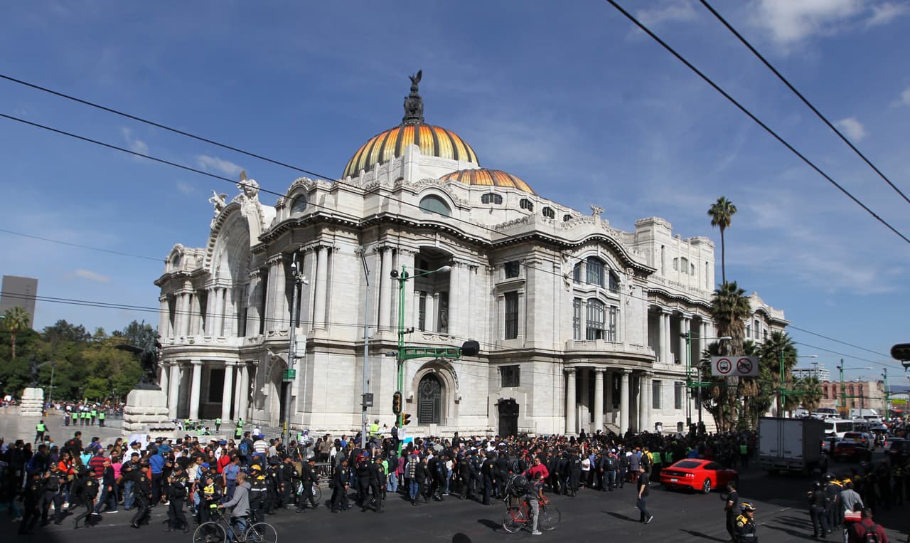 Cientos de mexicanos aguardaron afuera mientras se le rendía tributo a José José en el Palacio de Bellas Artes.