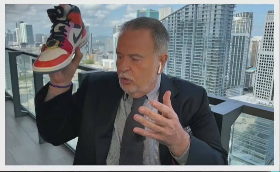 Ya sea con sus ocurrencias, o con momentos como este cuando tiró al suelo un zapato que su hija Mía acababa de recibir por una compra en internet, siempre nos regala divertidos momentos.