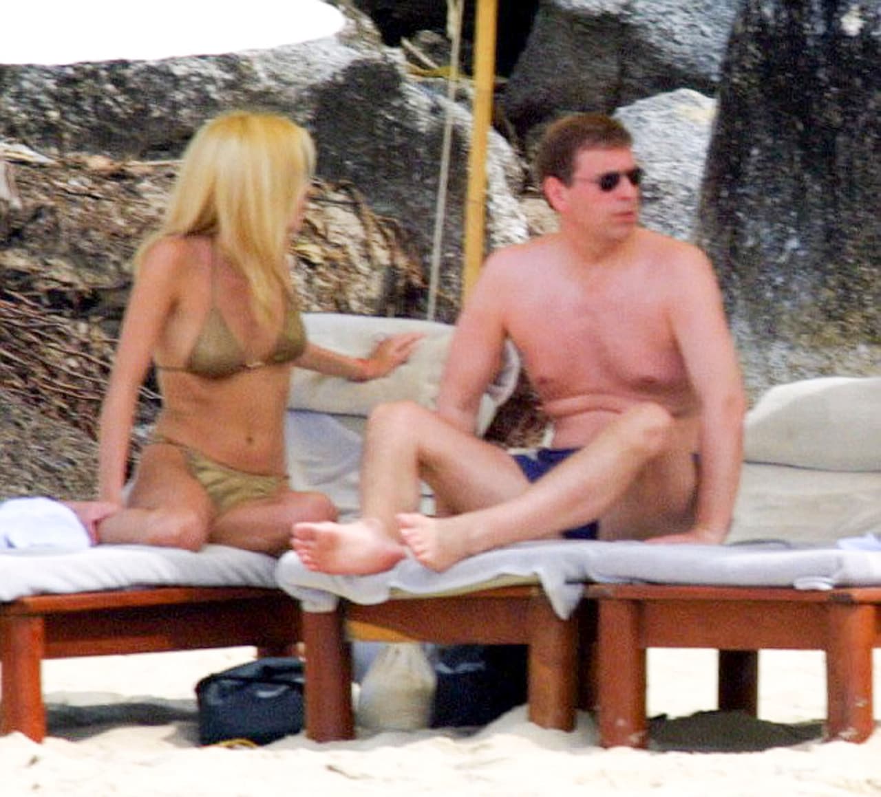 En 2001 el príncipe Andrew fue visto de vacaciones en Tailandia, de acuerdo con
<b> <a href="https://www.dailymail.co.uk/news/article-7708741/The-Duke-Hazard-photos-Prince-Andrew-never-far-causing-crisis.html">Daily Mail.</a></b>
<br>