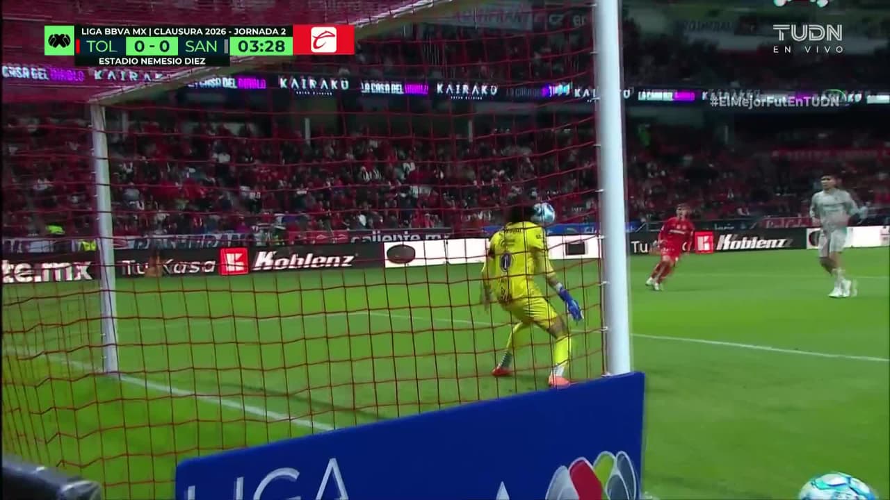 ¡Casi se le va! Helinho prueba a Carlos Aceveda que sufre con el disparo