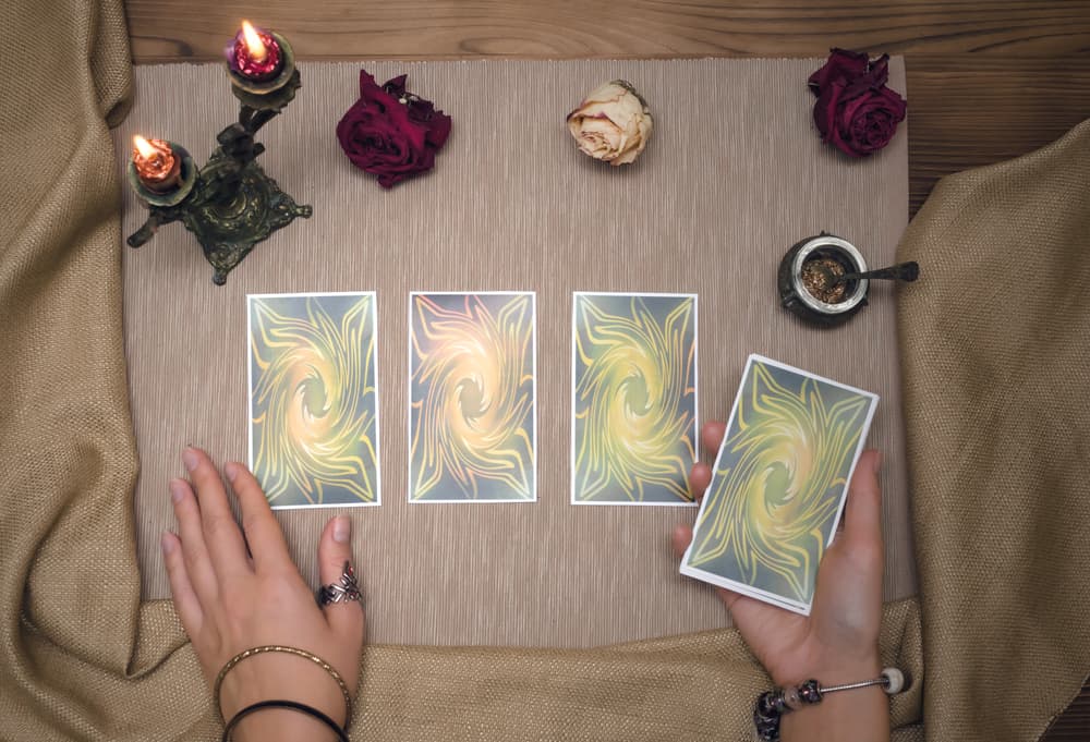 Pero así como una tirada de cartas puede ser de lo más sencillo, utilizando simple y sencillamente tres cartas, cada una representando el pasado, presente y futuro, aquí serán SIETE cartas las que representarán cada parte, dando un total de 21 cartas.