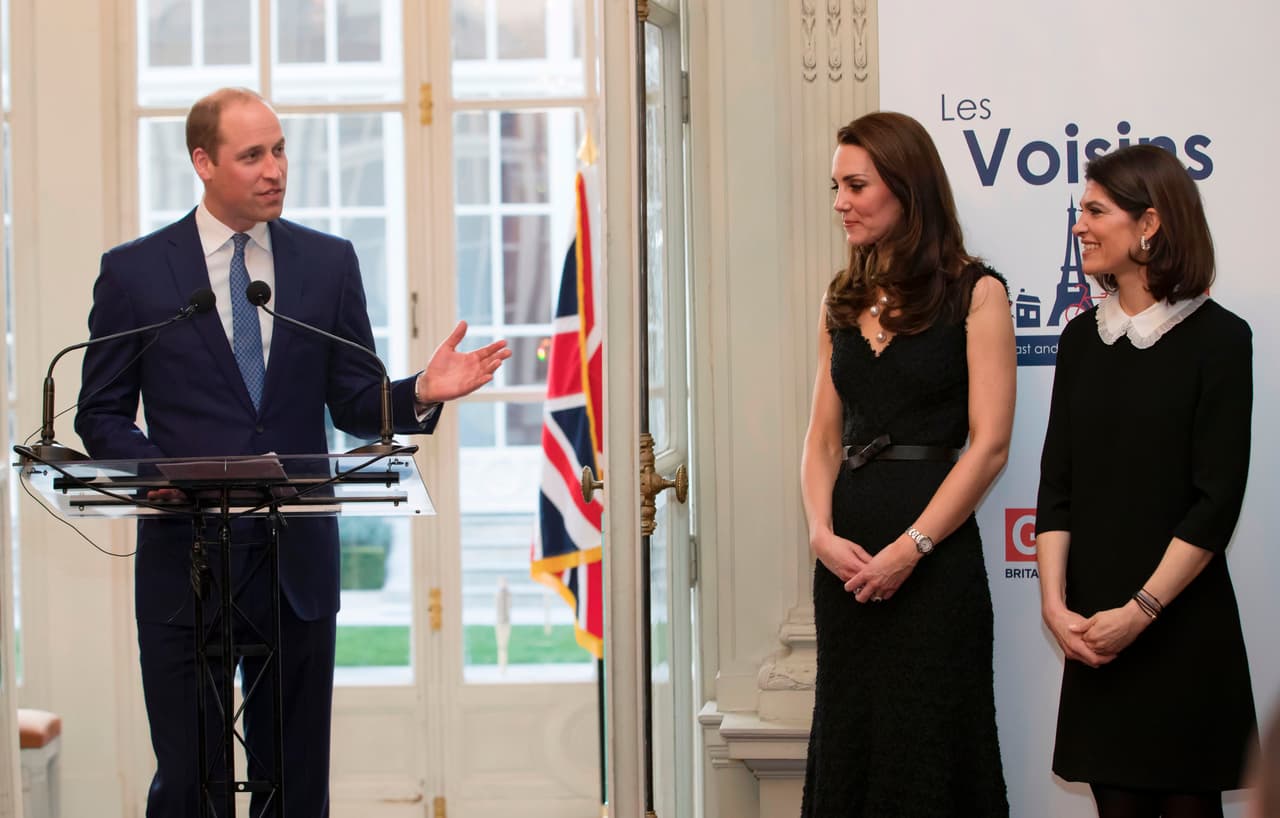 Para la recepción, la duquesa de Cambridge se cambió a un vestido negro Alexander McQueen.