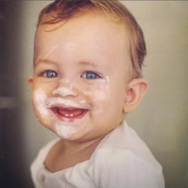 ¿Reconoces a este tierno y rubio bebé? Su mirada es inconfundible...