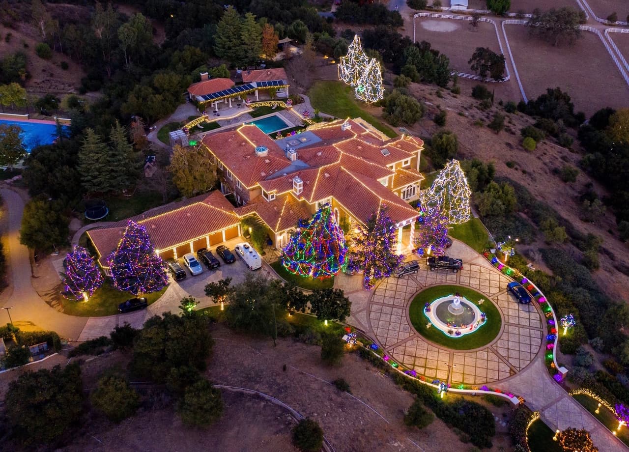 Desde las alturas se puede apreciar un toque de color en las áreas verdes que rodean su mansión; también dio prioridad al violeta y al blanco, con el que fueron decorados algunos árboles.