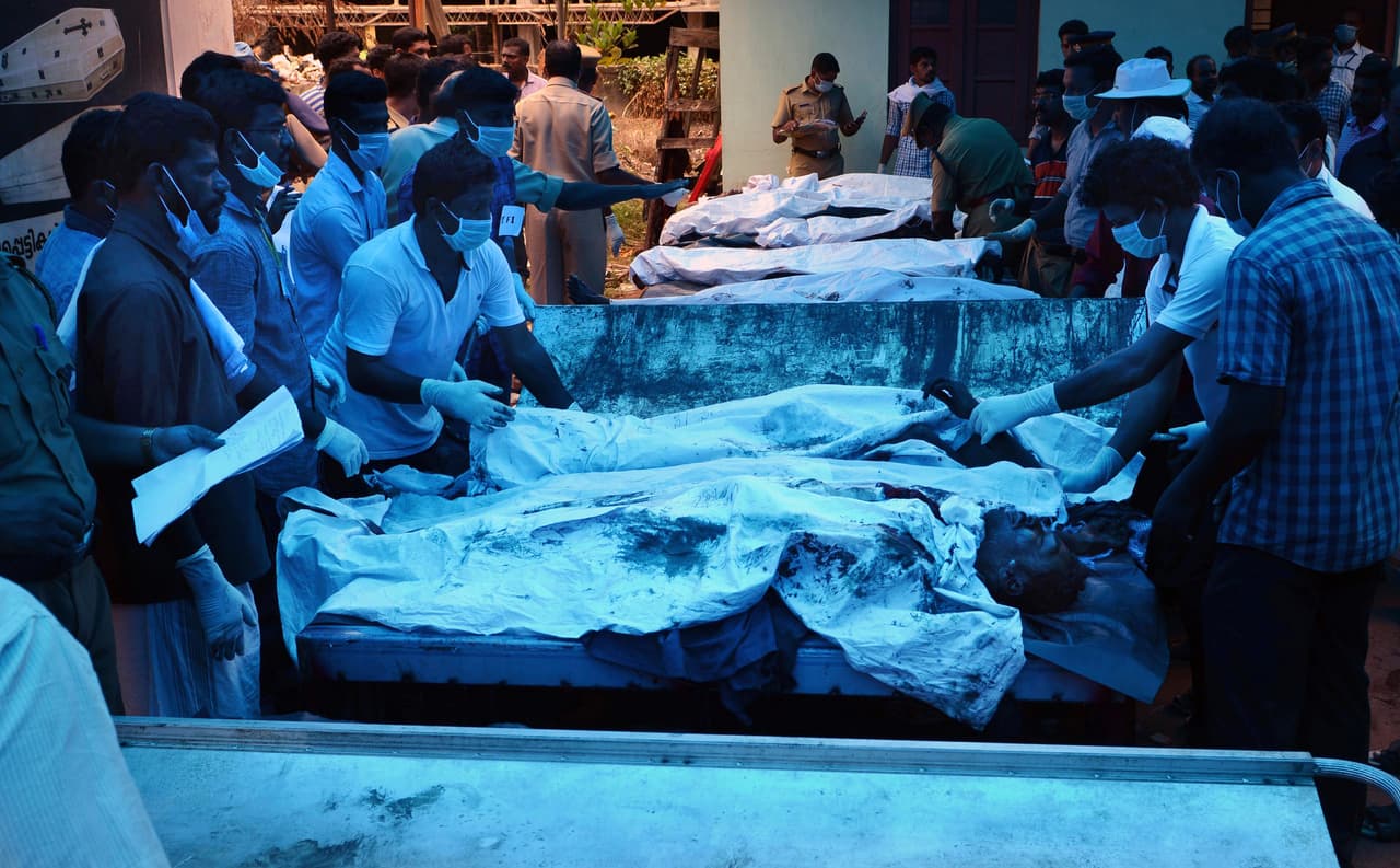El cuerpo de varias de las víctimas es llevado a un depósito de cadáveres en el hospital del distrito de Kollam.