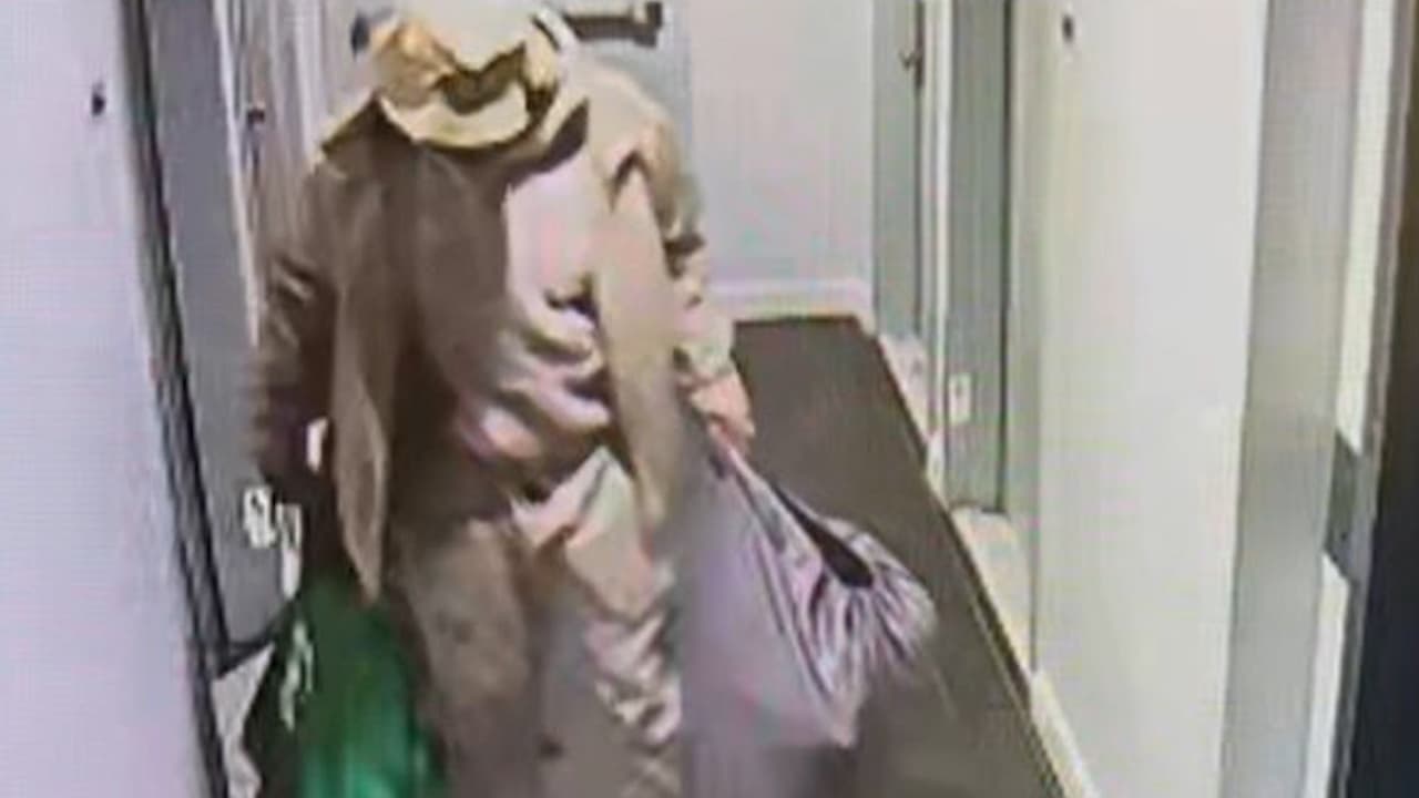 El sospechoso fue captado varias veces por las cámaras de seguridad del edificio.
<br>