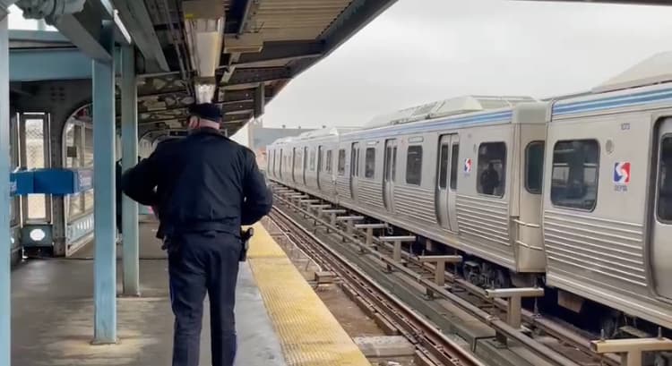 La 
<a href="https://www.univision.com/local/philadelphia-wuvp/nuevos-cambios-en-el-servicio-de-septa-a-consecuencia-del-coronavirus-en-filadelfia-video">policía de SEPTA</a> informó que las interacciones con personas inconscientes se están en aumento. En enero de 2021 hubo 2.357 incidentes, en comparación con 546 en enero de 2020. La 
<a href="https://www.phillypolice.com/crime-maps-stats/index.html" target="_blank">policía de Filadelfia</a> informó que ha respondido a 36 llamadas en los últimos 30 días por venta de medicamentos y personas que necesitan asistencia médica.
