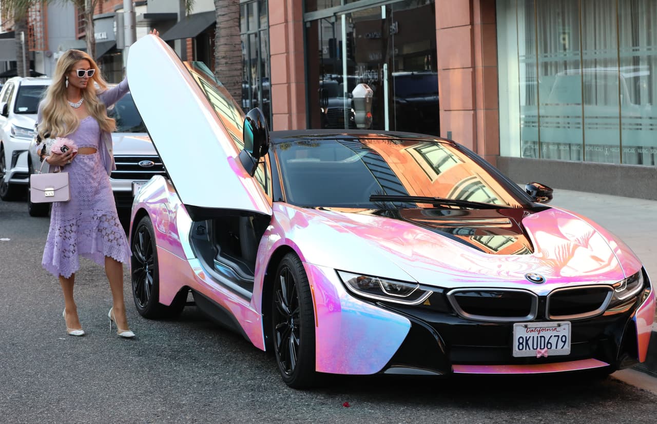 Paris Hilton descartó telas con apariencia de arcoíris y hasta con cristales, finalmente eligió un color sin textura ni flecos.