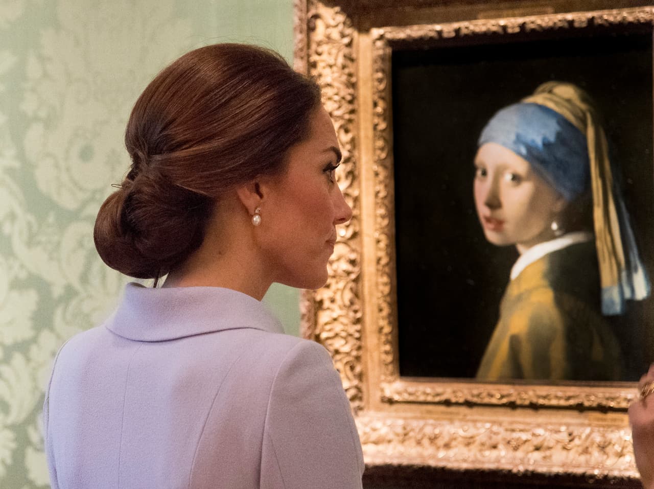 También le tocó apreciar la icónica obra de arte 'Girl with a Pearl Earring' de Johannes Vermeer.
