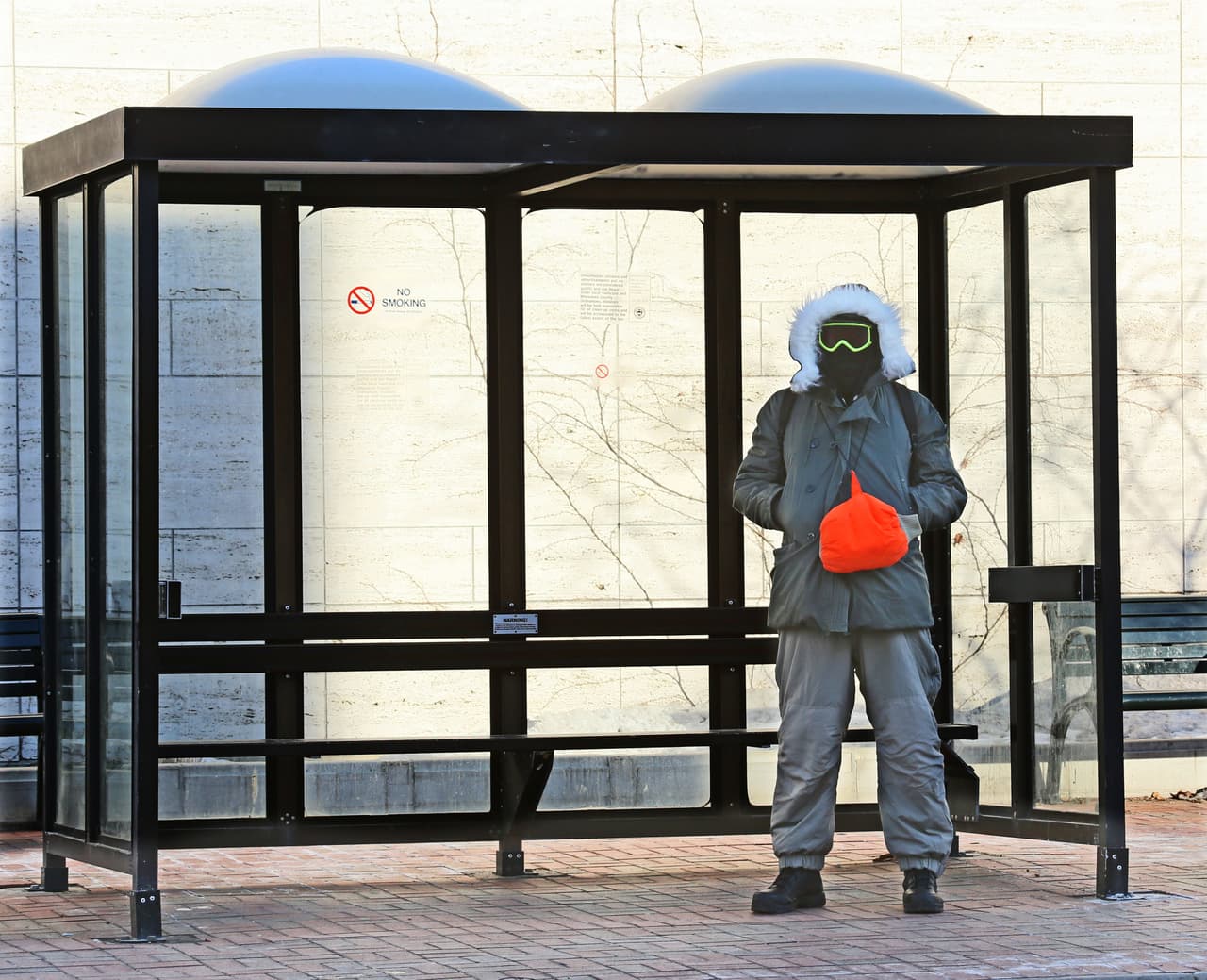 Steven Austin, de Milwaukee, se viste para salir a la calle y enfrentar el viento y la nieve.