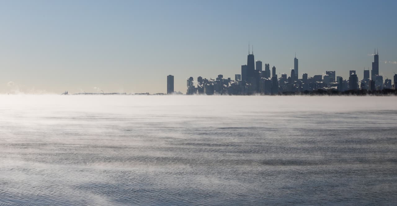 Una vista a lo largo de la orilla del lago de Chicago aquejado por las bajas temperaturas.