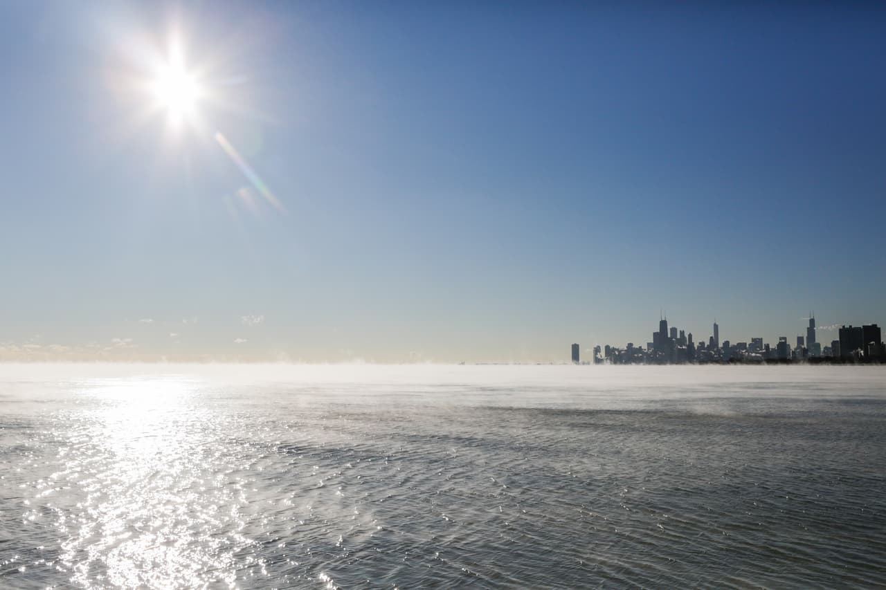 Este lunes se registró la mañana más fría de la temporada en Chicago con temperaturas bajo cero y vientos helados en toda la zona.