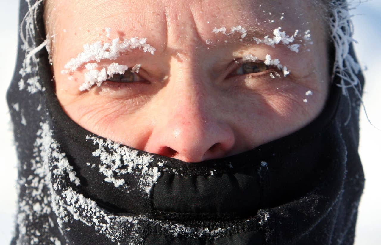 <b>¿La nieve y el frío pueden matar el coronavirus?</b>
<br>De igual forma las temperaturas frías y la nieve no puden matar el virus de la enfermedad asegura la organización. "La temperatura normal del cuerpo humano se mantiene en torno a 36,5° y 37°, con independencia de la temperatura exterior o de las condiciones meteorológicas. Por lo tanto, no hay razón para creer que el frío pueda matar el nuevo coronavirus o acabar con otras enfermedades", señala.