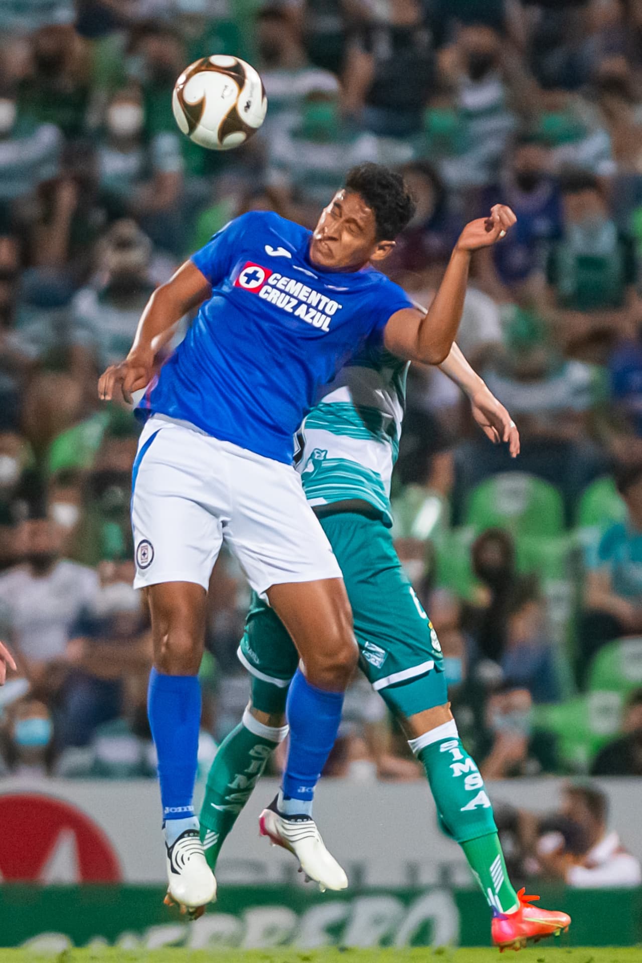 Luis Romo se encarga de darle la ventaja a Cruz Azul luego de vencer 0-1 a Santos en el Estadio Corona.