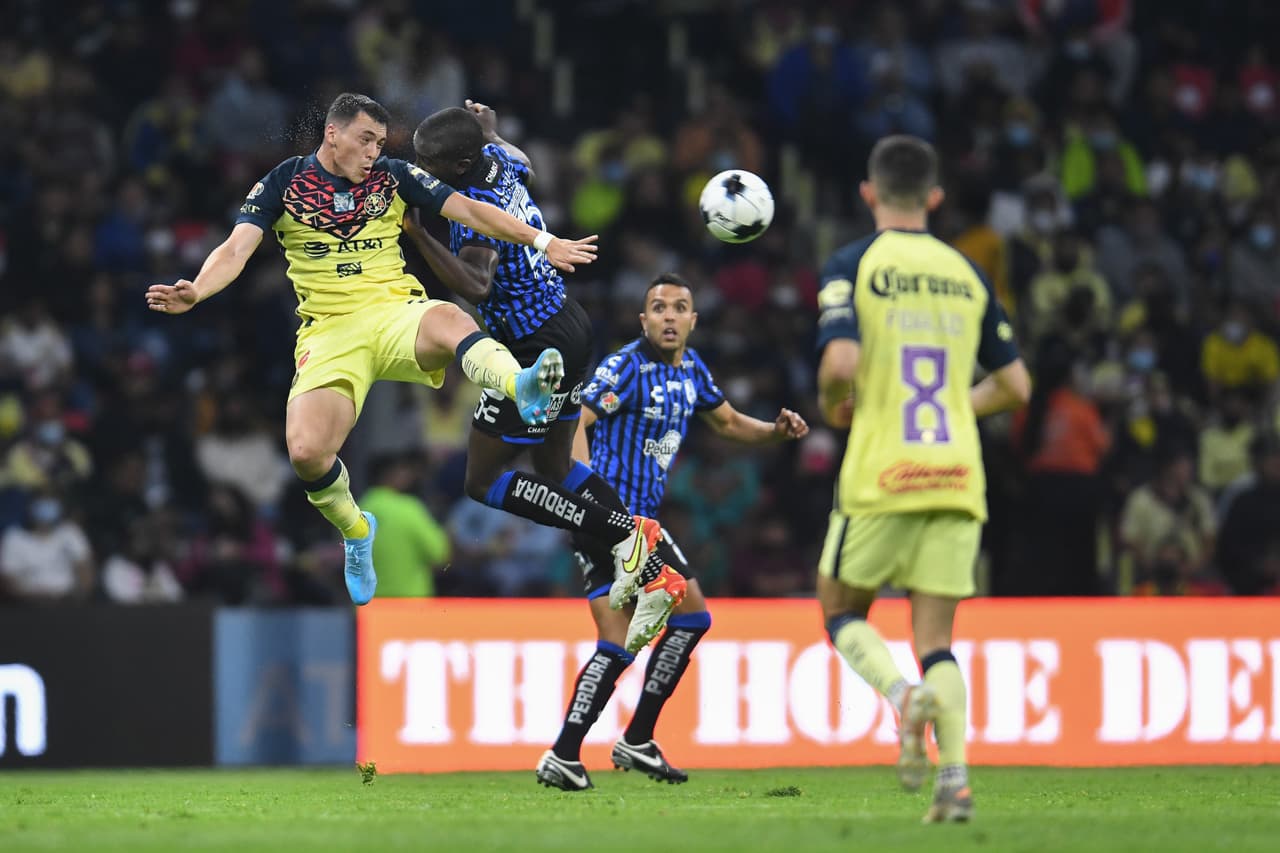 Con gol de último minuto, Gallos Blancos le arrebató el triunfo al América que sigue sin ganar en el Estadio Azteca y volvió a irse entre abucheos y muchas dudas del futuro de Santiago Solari.