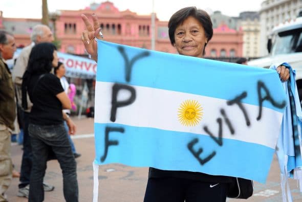 El anuncio de Argentina de expropiar la petrolera YPF se une a la lista de nacionalizaciones hechas recientemente por países en Latinoamérica, repasa con nosotros algunas de las más representativas y dinos si tú estás de acuerdo con este tipo de acciones.