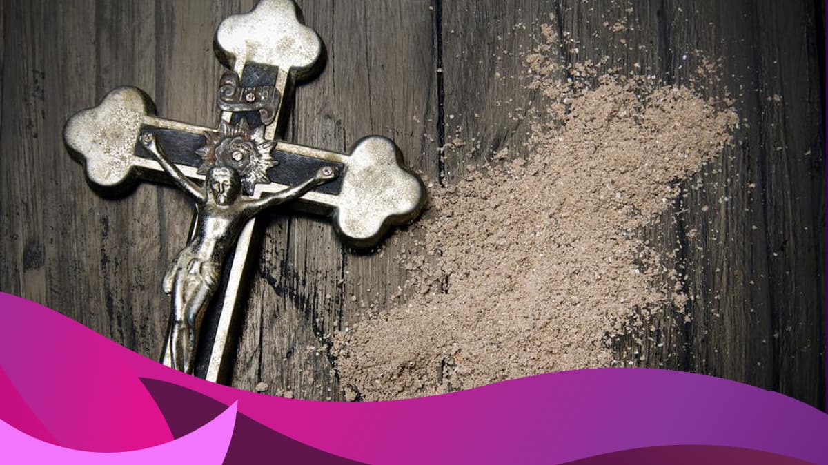 Los sacerdotes bendecirán las cenizas rociándolas con agua bendita 
<br>