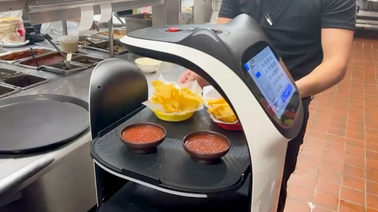 Hispana habla de su negocio de robots en Georgia, que ayudan en restaurantes o telemedicina