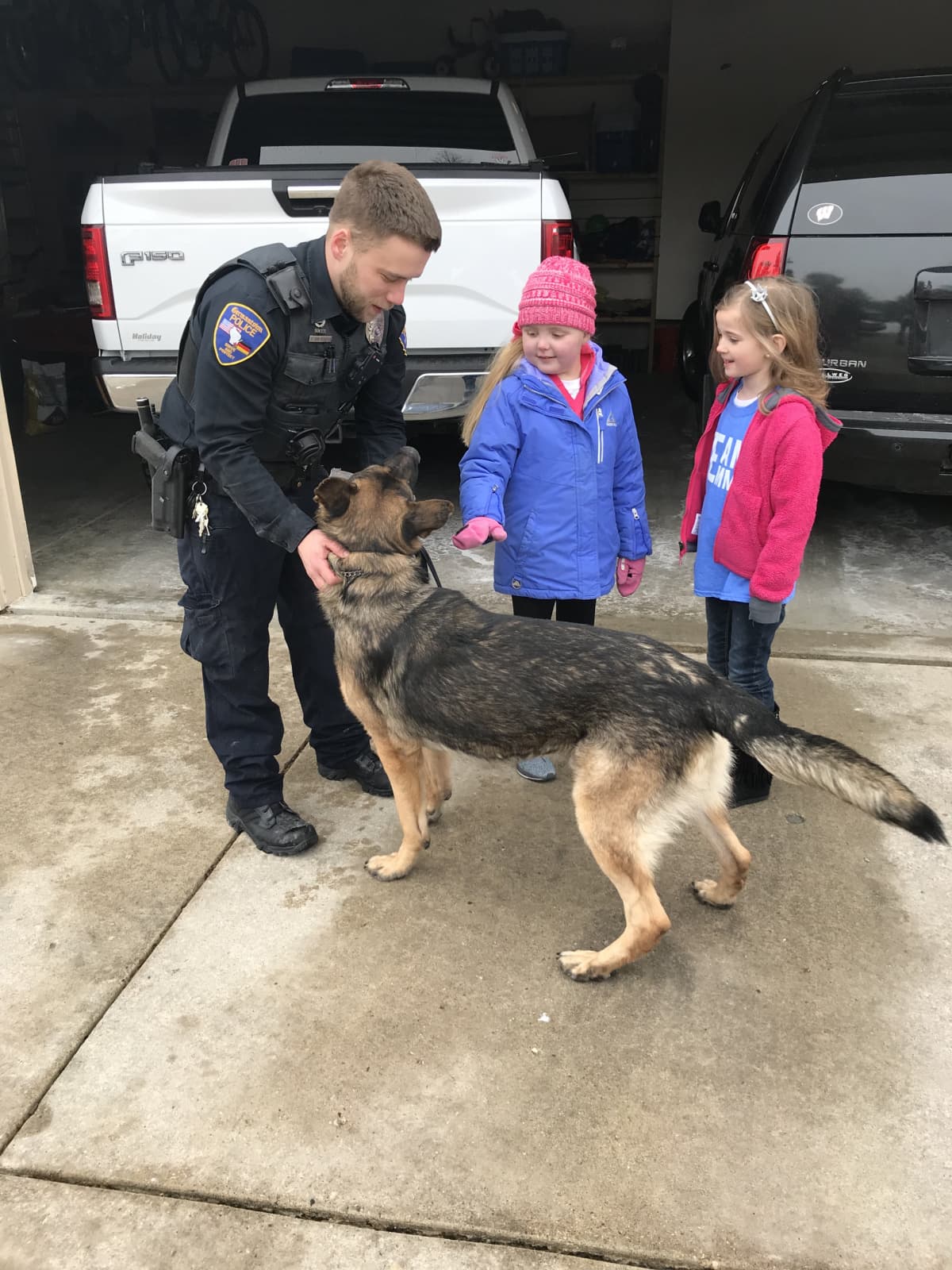Emma estaba feliz y ansiosa de acariciar a todos los agentes caninos y saber sus nombres.
