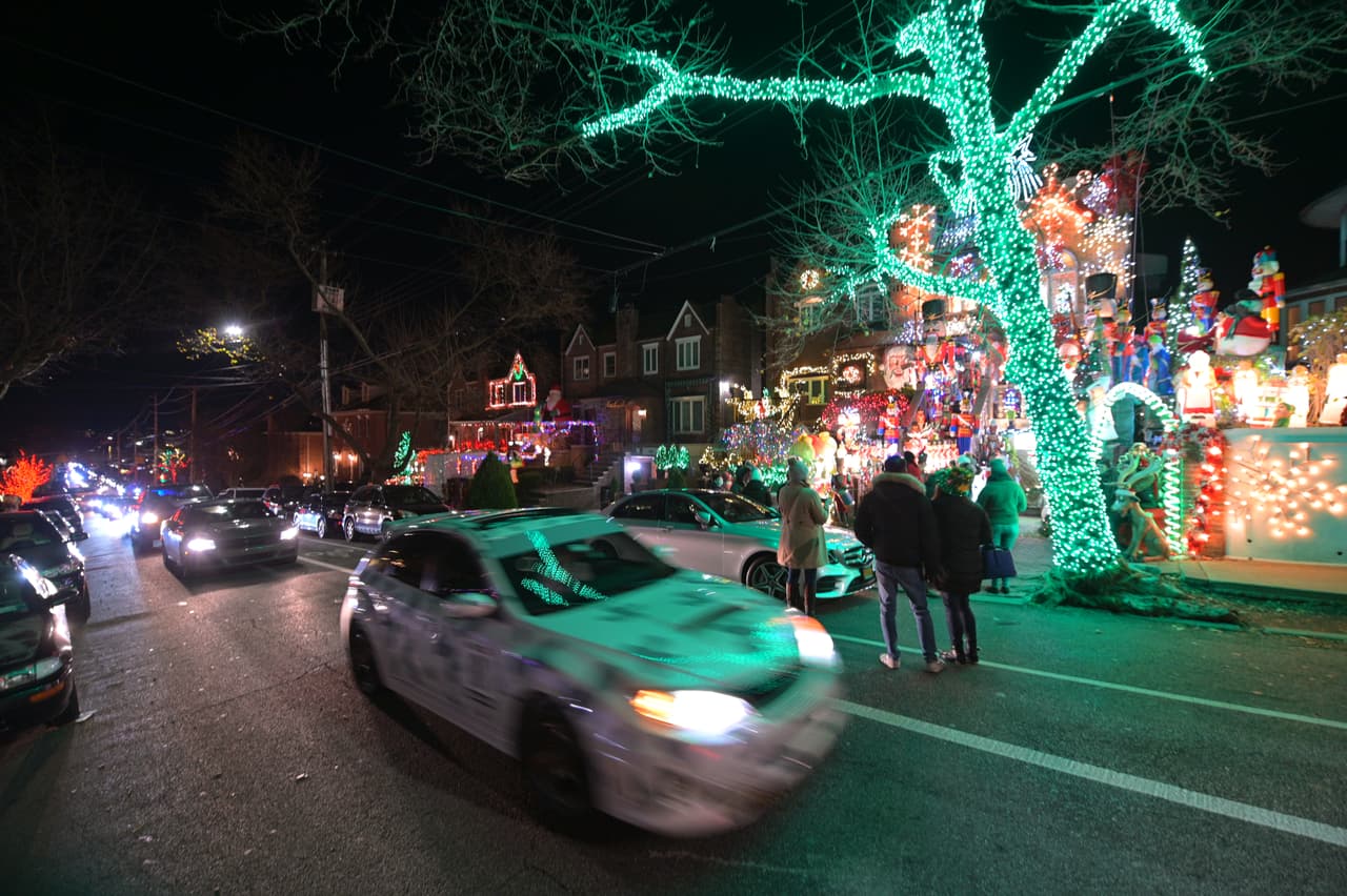 Las luces y ornamentos de Navidad iluminan las calles de Dyker Heights en Brooklyn.