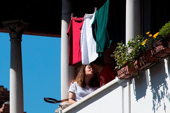 <b>Los italianos salieron a sus balcones a las 3 de la tarde y entonaron el tradicional himno partisano "Bella Ciao",</b> un gesto con el que mostraron una vez más unidad en un momento de crisis.
<br>
