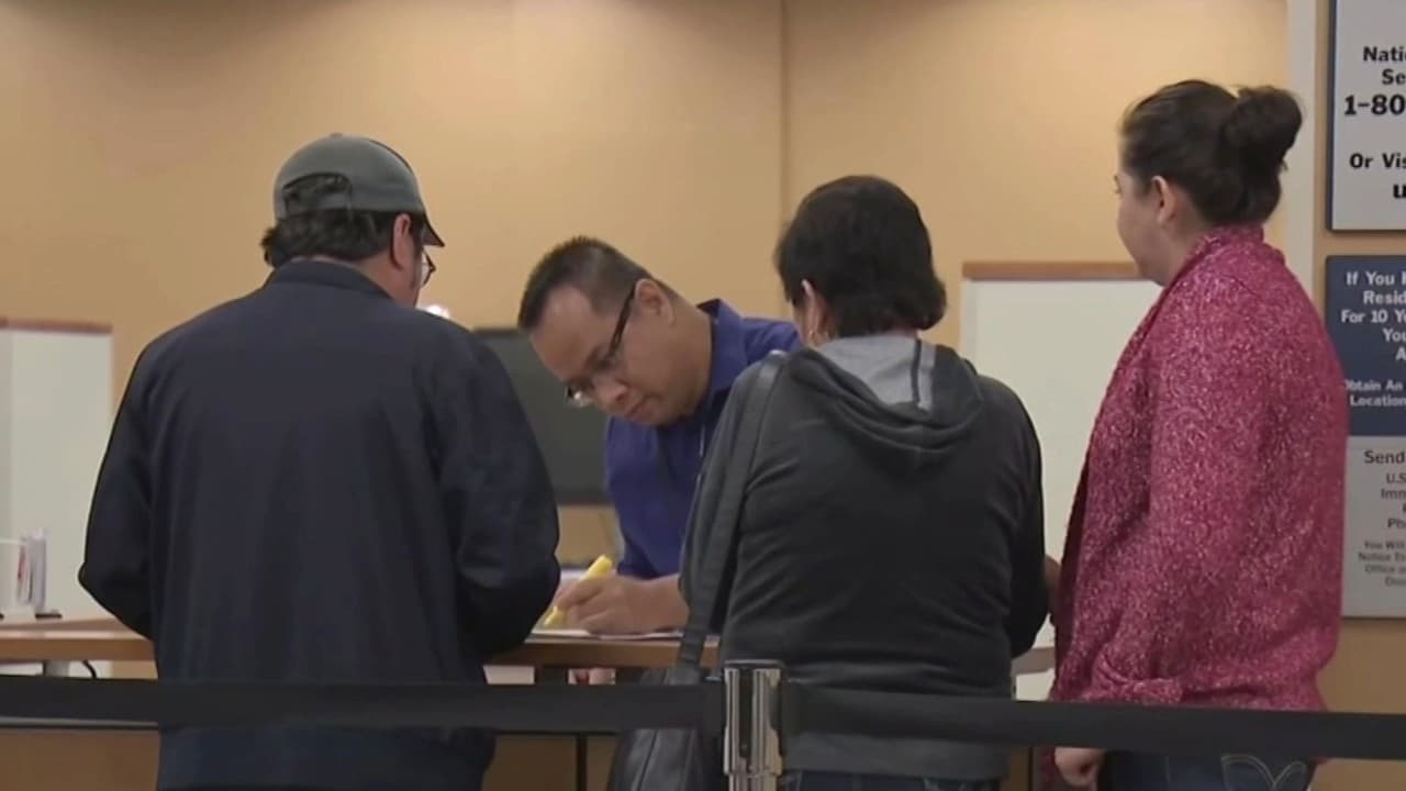 ¿Refugiados sin 'green card' corren el riesgo de detención? Miles de personas temen por memorando