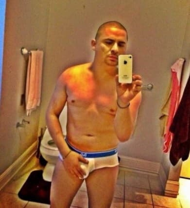 Y qué decir de las fotos que el intérprete de narcocorridos constantemente sube a sus redes sociales, mostrando sus 'atributos' físicos.