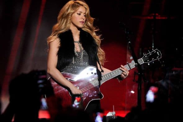 Fresca, hermosa y muy feliz de volver a compartir en vivo y directo con su público, la colombiana se dejó fotografiar por los asistentes en una suerte de cacería del mejor ángulo celular. Aquí te compartimos algunas estampas de la presentación durante 'Target Presents iHeartRadio Album Release Party with Shakira', anoche en Burbank.