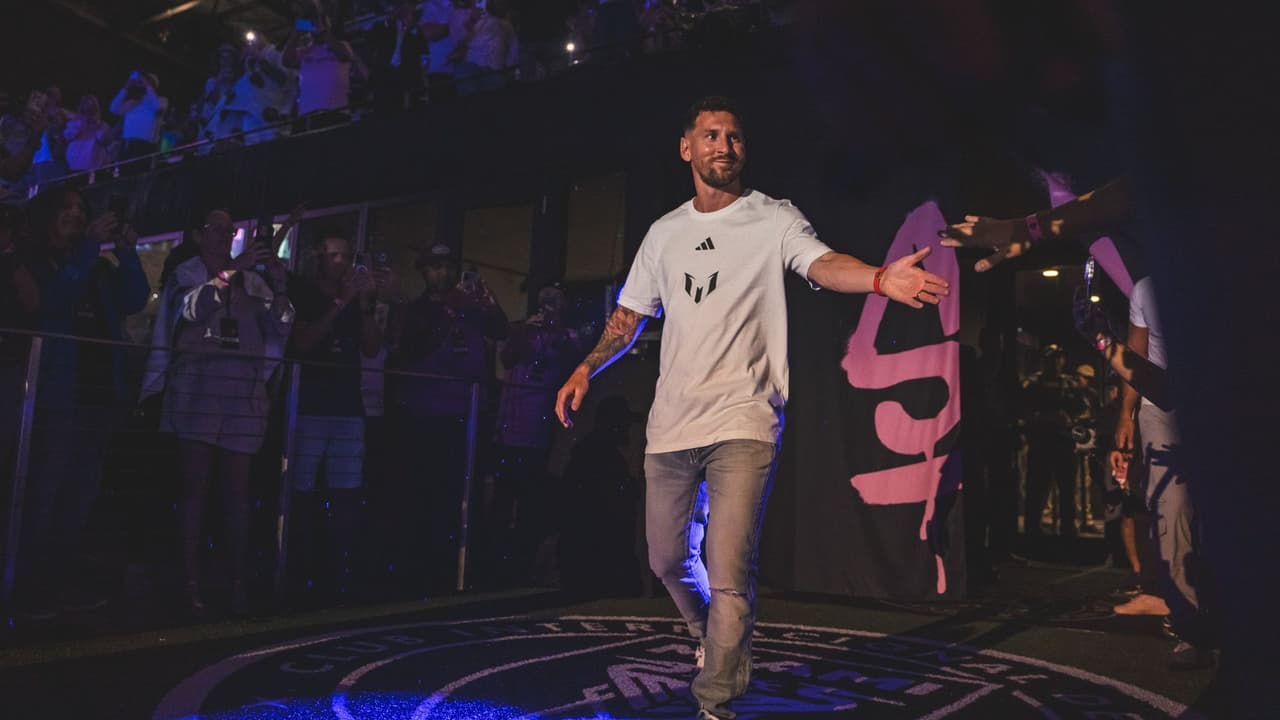 La tormenta no detuvo la presentación de Messi como nuevo jugador del Inter Miami. El campeón del mundo salió a la cancha entre algunas gotas de lluvia ante la emoción de los miles de presentes.