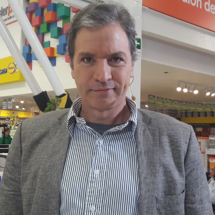 Este galán sigue vigente en la televisión colombiana, ha participado en importantes telenovelas, además de series y programas para la BBC de Londres.