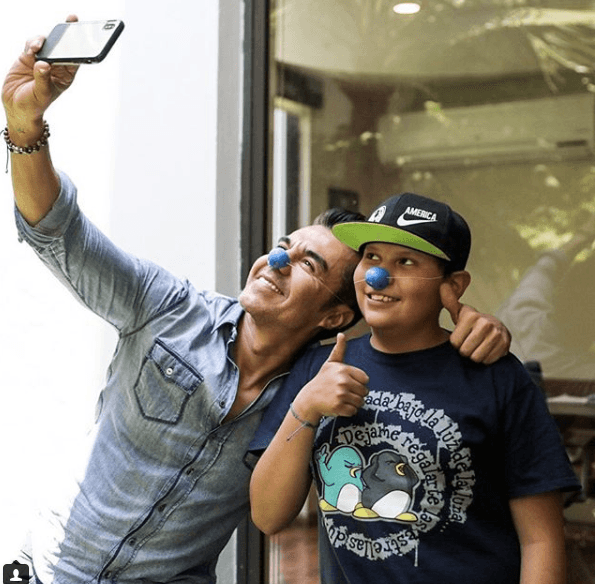 El actor confesó que toda su vida ha sido una persona sana y que rara vez acudía a los hospitales, pero recordó que hace 10 años fue operado por una hernia umbilical, por lo que tuvieron que colocarle una malla que se pegó a su intestino, provocándole las complicaciones que lo llevaron al hospital.