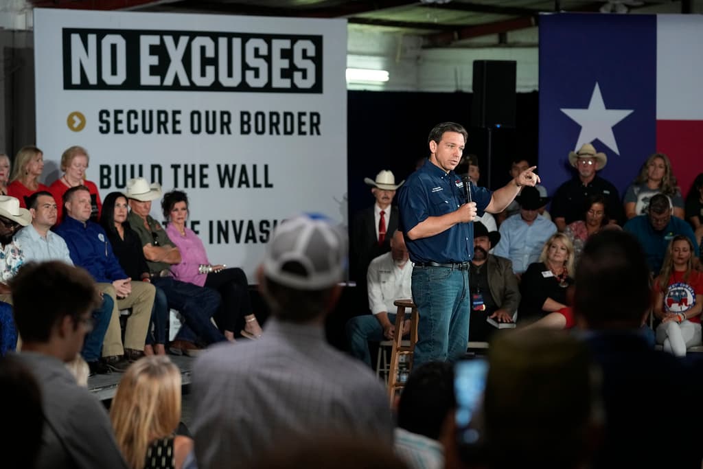 Al tomar como punta de lanza la inmigración, DeSantis está dando prioridad a un tema divisivo que interesa desde hace mucho tiempo a la mayoría de electores conservadores del Partido Republicano.