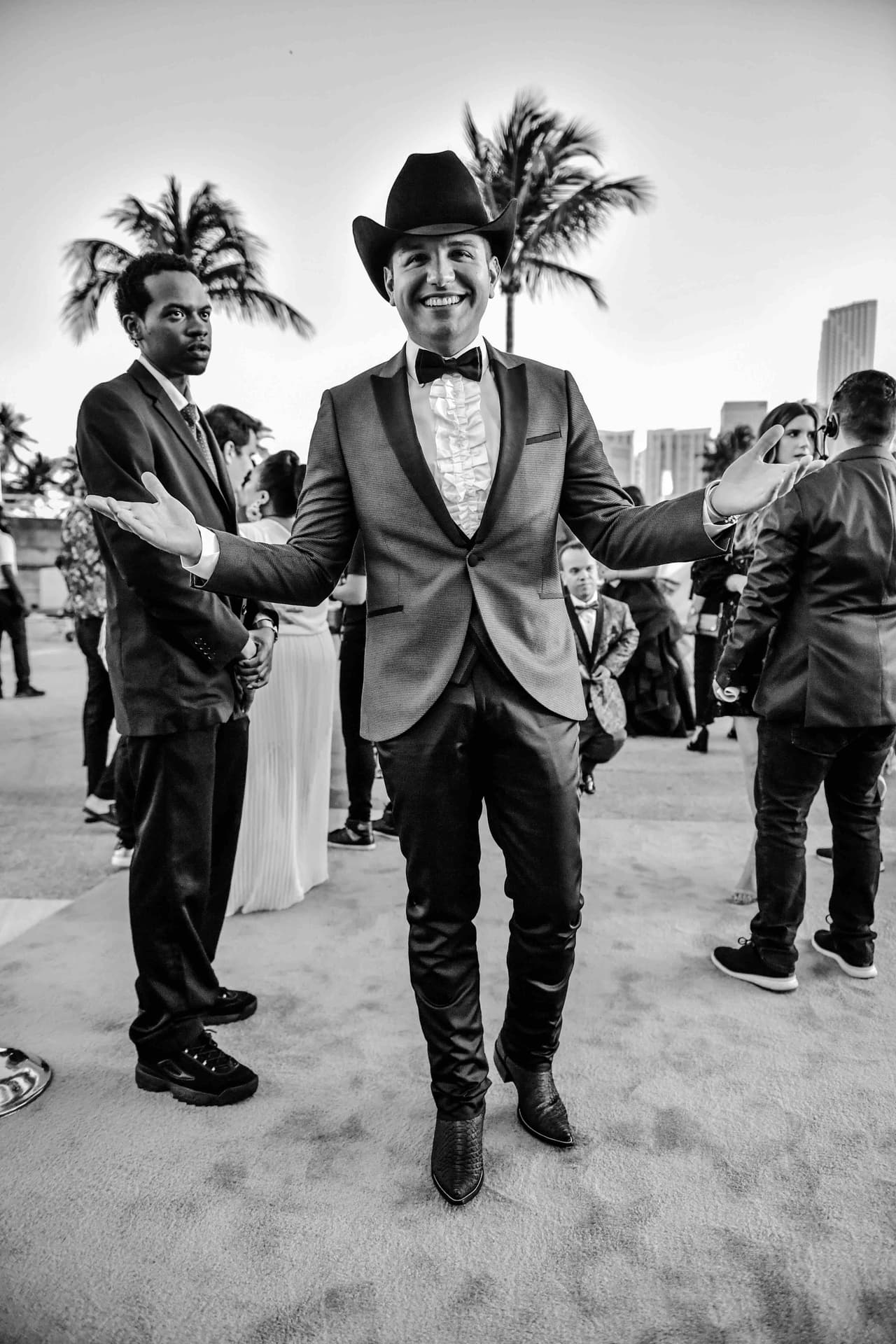El jueves pasado el cantante mexicano El Dasa se paseó muy feliz (y solo) por la 
<a href="https://www.univision.com/shows/premio-lo-nuestro/en-fotos-asi-fue-la-alfombra-magenta-de-premio-lo-nuestro-2019-fotos">alfombra magneta de Premio Lo Nuestro 2019</a>, 
<b>dónde desfiló con sombrero y botas... pero sin su novia Jennifer Loya. </b>Y en esta entrevista nos explicó por qué.