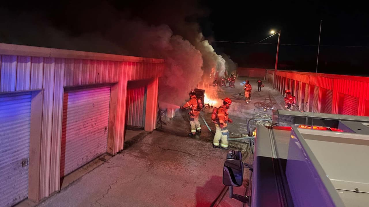 Dos personas que vivía en una mini bodega resultan con quemaduras en un incendio 