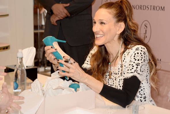 La polifacética actriz, empresaria y madre lanzó su colección de calzado primavera verano donde el romanticismo y lo clásico se impononen a su paso. La estrella de Sex and The City fue acogida por grandes y chicas en un concurrido centro comercial angelino donde sus nuevo diseños se vendieron de inmediato y lo mejor, cada zapato llevó la firma de su creadora de su puño y letra.