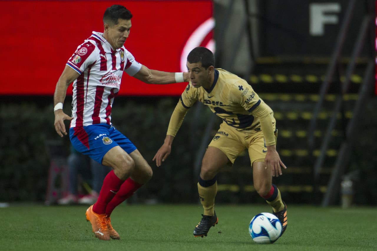 Las chivas logran venir de atrás para vencer a Pumas 2-1 y subir lugares en la tabla de posiciones.Pumas se queda en el penúltimo lugar con 5 puntos y las Chivas suben hasta la décima posición con 10 unidades.