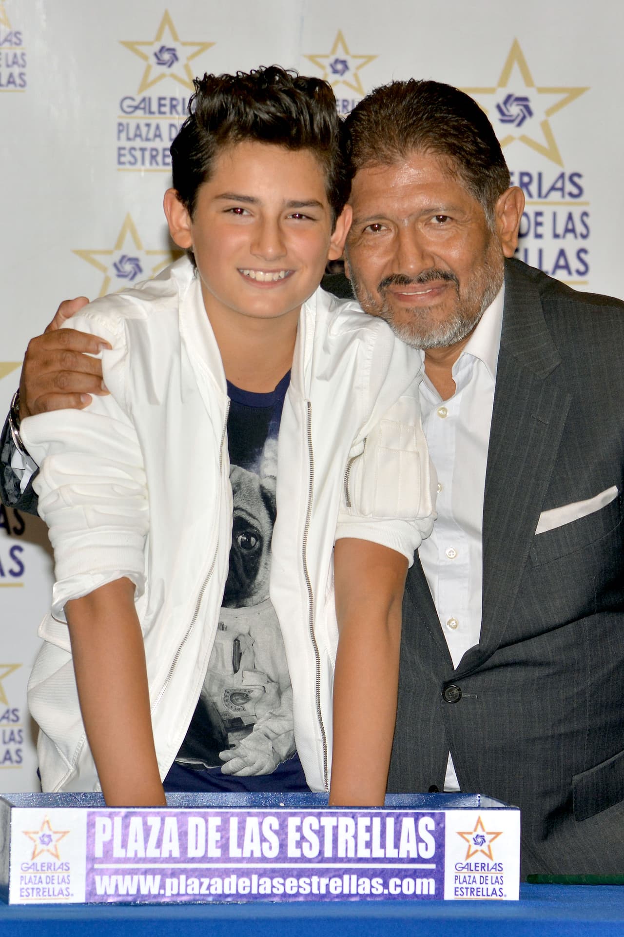 <b>Emilio Osorio </b>no puede faltar en una de las producciones de 
<b><a href="http://www.univision.com/temas/juan-osorio">Juan Osorio</a></b>, pues además de ser hijo del productor es un gran talento juvenil.