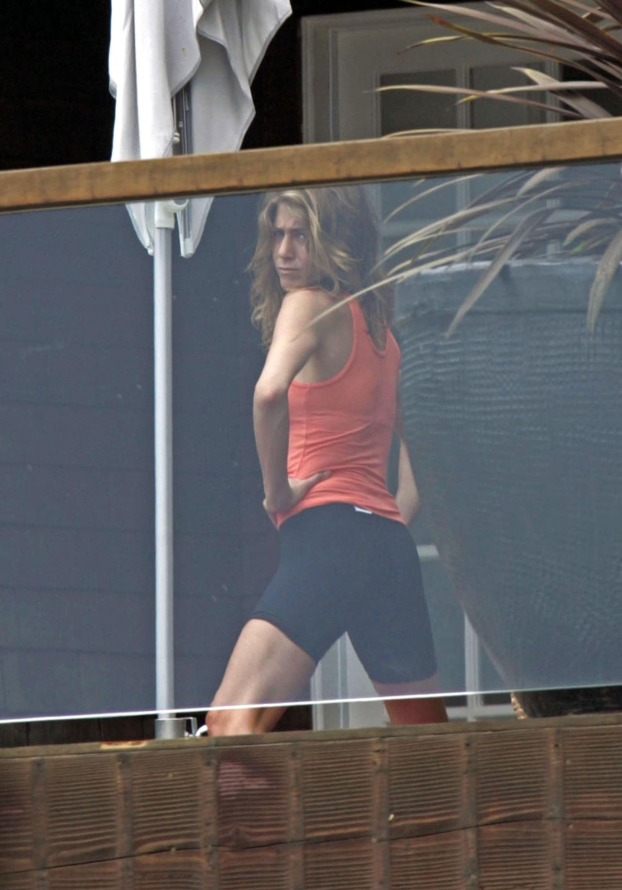 Aunque también procura comer sanamente, no hay mejor clave para mantenerse en forma que el ejercicio, y Aniston se declara partidaria de este.