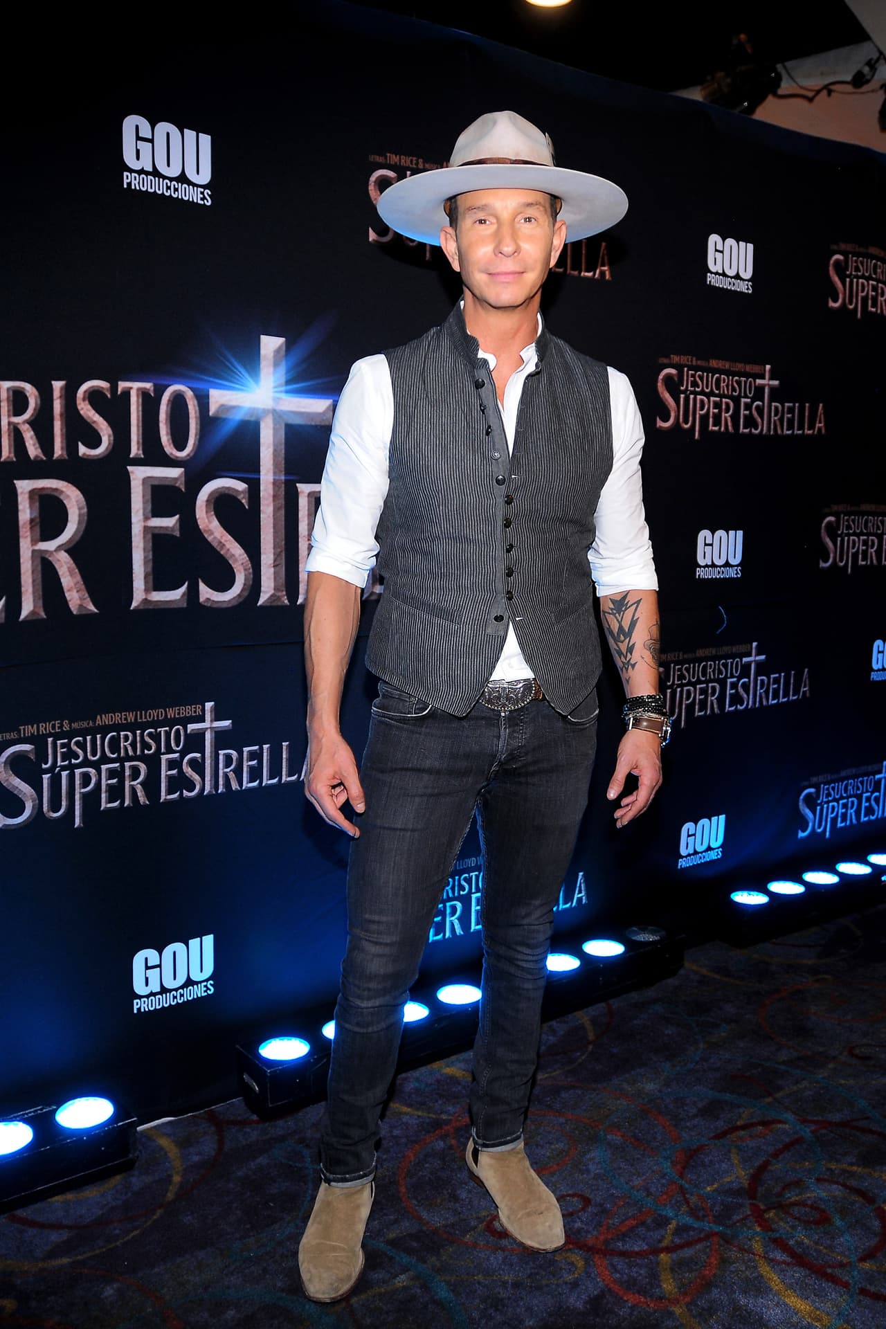 Hay algunos temas de los que 
<b>el actor y cantautor Erik Rubín</b> no estaba enterado. El cantante desconocía que en noviembre, su exnovia, la 'reina del rock' 
<b><a href="https://www.univision.com/temas/alejandra-guzman">Alejandra Guzmán</a></b> revivió el triángulo amoroso en el que se vieron involucrados junto a 
<b>Paulina Rubio</b>, hace más de 25 años.