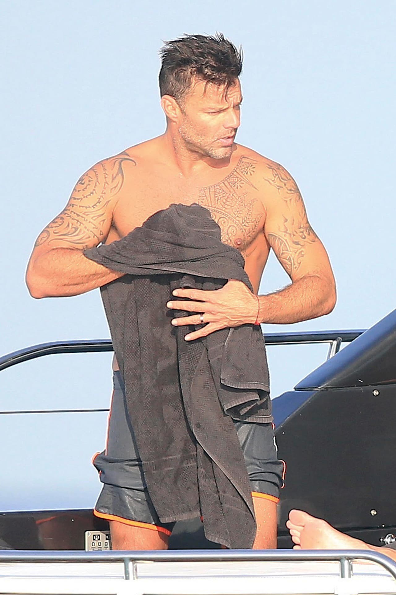 Uff! A sus 44 años Ricky se mantiene en perfecto estado.