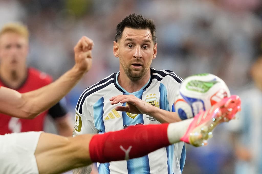 Lionel Messi pelea el balón en una jugada en la que era cortado por la defensa Austriaca.