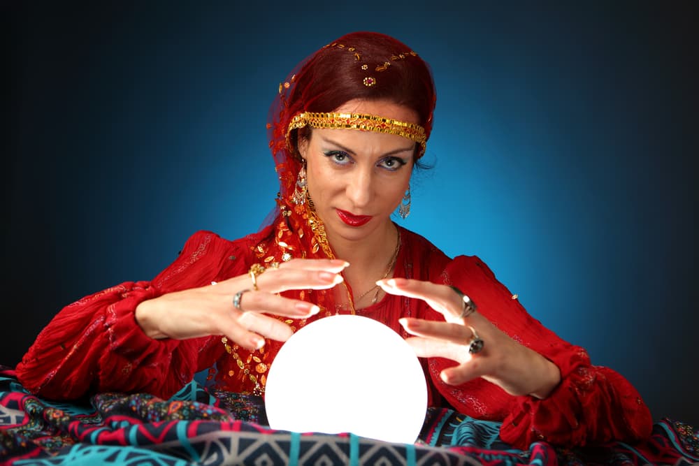 Para interpretar las Cartas del Tarot no hay que disfrazarse ni rodearse de una escenografía circense. El tarotista o tarotero genuino no acude a esos recursos cuando va a consultar esta antigua mántica. Una cosa son los símbolos, otras el “show”.