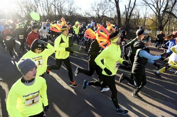 <b><a href="https://runsignup.com/Race/PA/Pottstown/8thAnnualTossYourTurkey5K" target="_blank">Toss Your Turkey 5K (25 de noviembre)</a></b>
<br>
<br>Querrás llegar temprano a esta carrera para la mejor parte: el Saucony Turkey Toss. El chico y la chica que puedan lanzar un pavo congelado más lejos y terminar los 5K en menos de 30 minutos (35 minutos para las mujeres) ganarán un par de zapatillas para correr Saucony. Una 
<b>parte de las ganancias beneficia a un refugio local </b>para personas sin hogar.