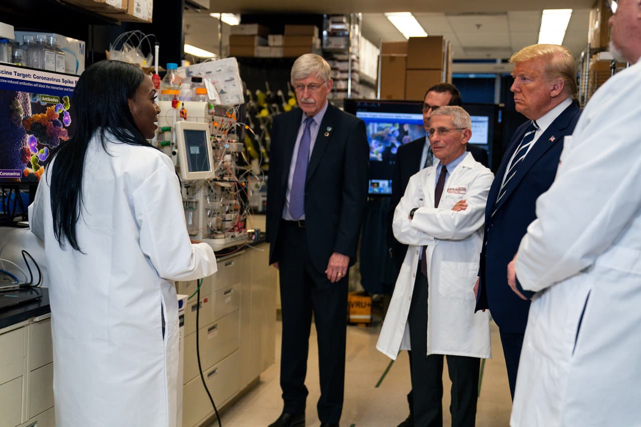 La doctora Kizzmekia Shanta Corbett explica al presidente Donald Trump los esfuerzos que ella y otros científicos están realizando para crear una vacuna contra el covid-19. Trump visitó el Laboratorio de Patgénesis Viral en los Institutos Nacionales de Salud de Bethesda, Maryland, el 3 de marzo.