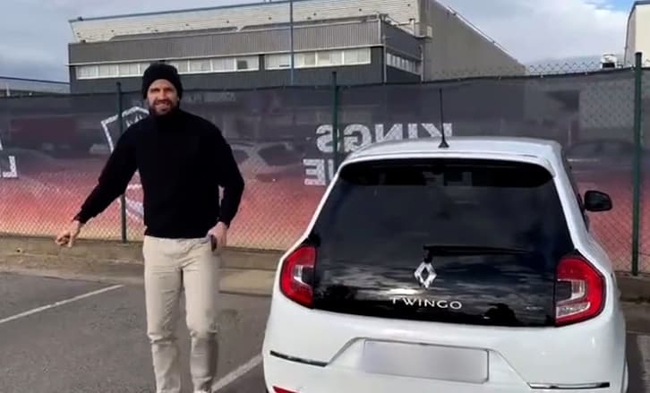 El periodista deportivo le expresó al exfutbolista su sorpresa porque el coche es de color blanco.
<br>