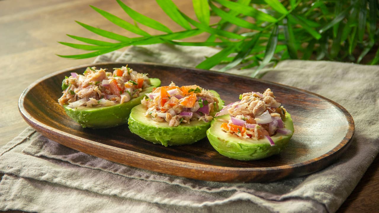 Aguacates rellenos de ensalada de atún