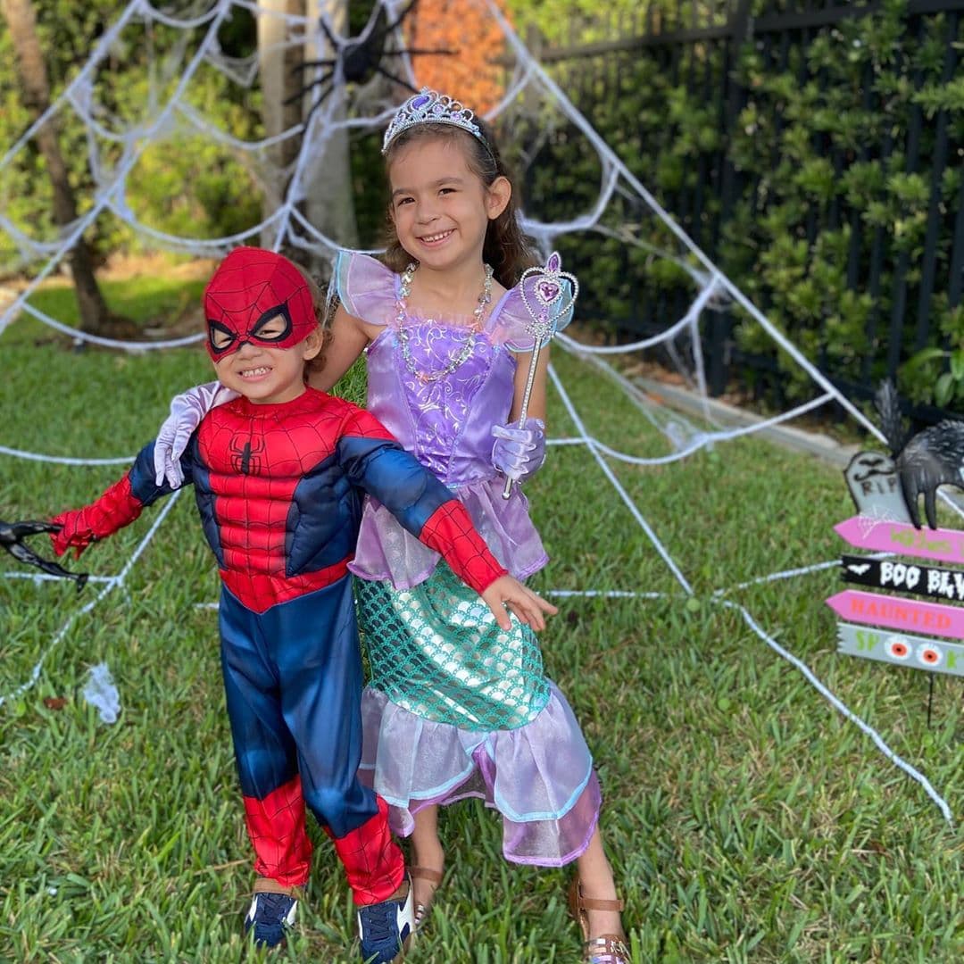 Michelle no solo se disfrazó de Gatúbela, ella también lució como una bella sirena y posó junto a su hermanito vestido de El Hombre Araña.