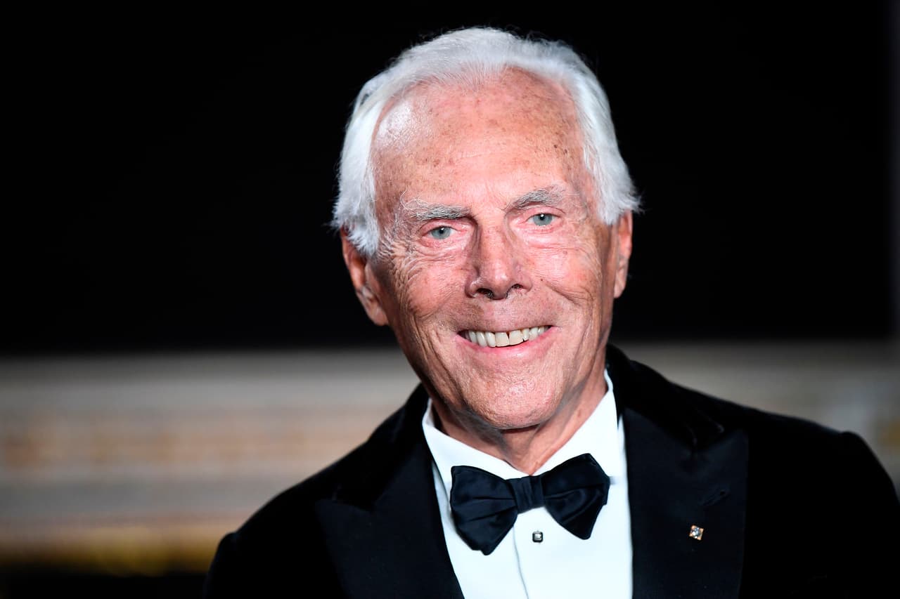 <b>Giorgio Armani (diseñador de modas)</b>
<br>
<br>Patrimonio neto: 6,600 millones de dólares.
<br>
<br>Primer empleo: asistente de fotógrafo.
<br>
<br>“Estaba haciendo el servicio militar y tenía 20 días libres de vacaciones en Milán. Un amigo me dijo si quería trabajar durante dos semanas para un fotógrafo en una tienda por departamentos y le respondí que sí”,
<a href="http://content.time.com/time/subscriber/article/0,33009,1879189,00.html"><u>dijo el famoso diseñador de moda italiano</u></a> a la revista
<i> Time. </i>
<br>
<br>“Poco después me pidieron que supervisara la moda. Después de unos años me di cuenta de que esto era realmente lo que quería hacer por el resto de mi vida” añadió Armani.
<br>